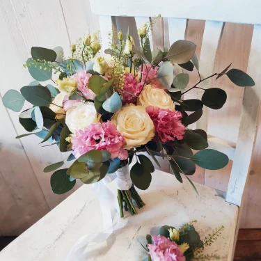 Pestrá letná kytica s ružami a margarétkami, Kytica od srdca