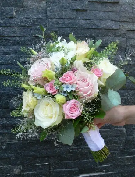 Svadobná kytica z ružových a bielych ruží s gypsomilou, Svadobné kytice Trenčianska Teplá